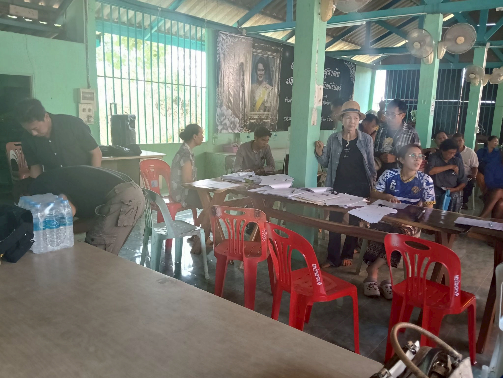 title - วันที่ 1 เมษายน 2569 นายวิทูล ประดิษฐ์บุญ ปฏิรูปที่ดินจังหวัดปราจีนบุรี มอบหมายให้ นายลิขิต ผันผ่อน ผู้อำนวยการกลุ่มกฎหมาย นางสาวปาริชาติ ศรีปราชญ์ ผู้อำนวยการกลุ่มยุทธศาสตร์และการปฏิรูปที่ดิน พร้อมด้วย เจ้าหน้าที่ ส.ป.ก.ปราจีนบุรี ลงพื้นที่ออกศูนย์บริการเคลื่อนที่“Mobile Unit” ณ ตำบลย่านรี อำเภอกบินทร์บุรี จังหวัดปราจีนบุรี